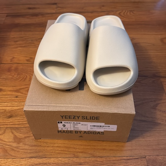 Yeezy flats shoes - Picture 3 of 4